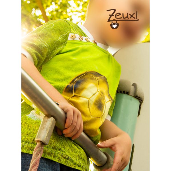 Zeuxl Fußballshirt mit goldenen Ball